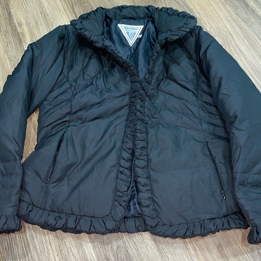 Marvin Richard’s black puffer jacket size L women’s